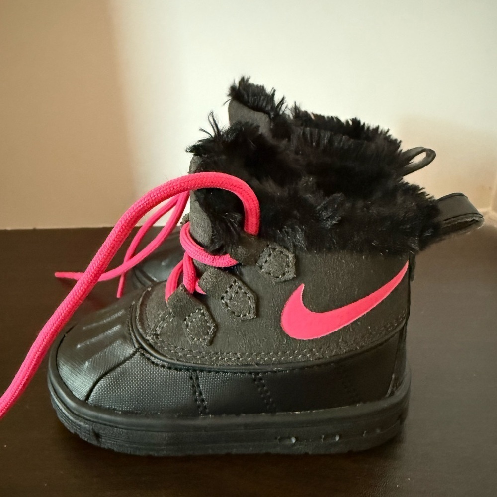 Nike Kids Boots in Black with Pink Accents size 5 mint